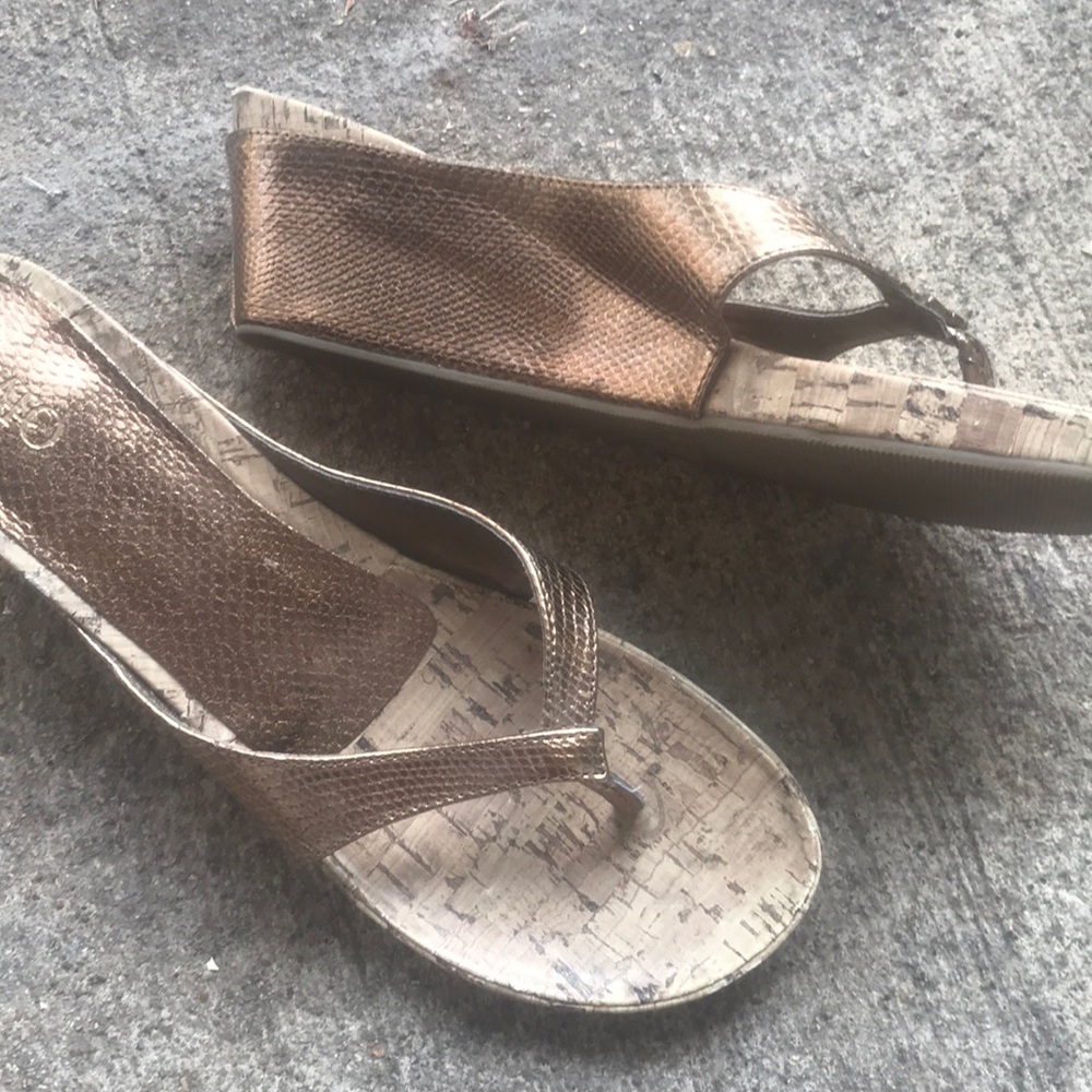 Shimmer gold color size 8 sandals beautiful and